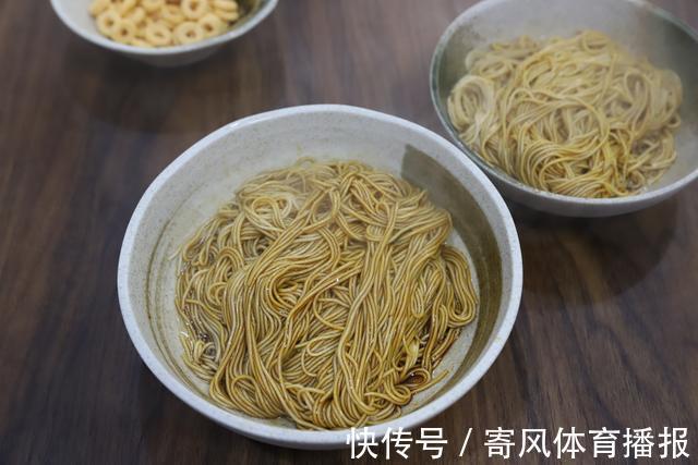 油面|教你做网红葱油面，酱香浓郁，爽滑不油腻，好吃的关键就在葱油汁