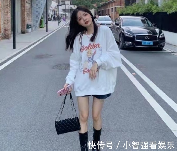 牛仔裤 卫衣下面别总配牛仔裤,今年流行这样穿,时髦减龄又显气质