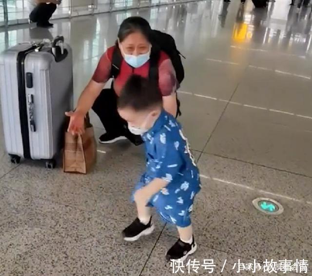 奶奶|湖北一萌娃半年未见奶奶,见到奶奶后激动到跺脚转圈圈,画面暖心