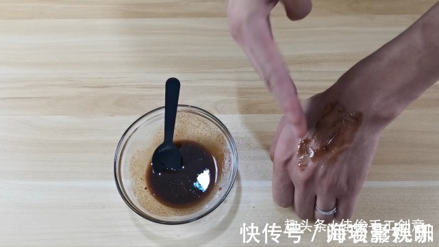 小苏打 蜂蜜加上小苏打混合一起用,聪明的女士都喜欢,解决很大的难题!