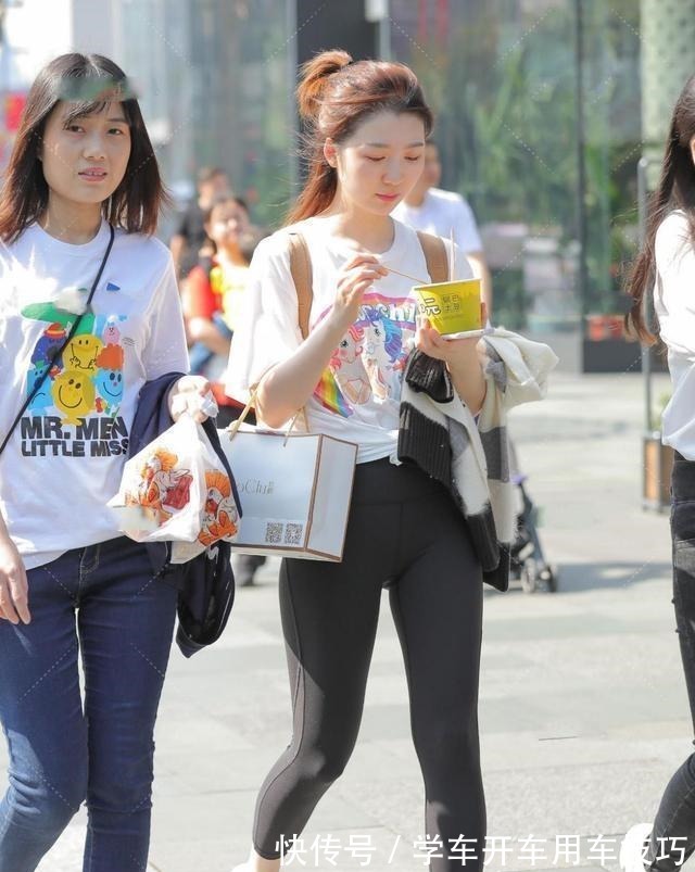 百搭 打底裤搭配鞋子穿出优雅效果,集甜美与清新为一体,百搭显瘦!