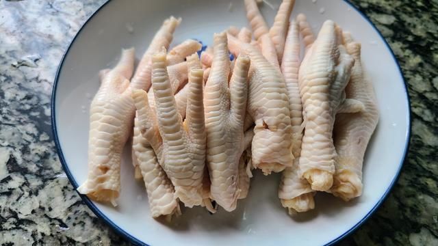 黄栀子|这样做的鸡爪太香了，软烂脱骨，一出锅浓浓的香味，好吃简单