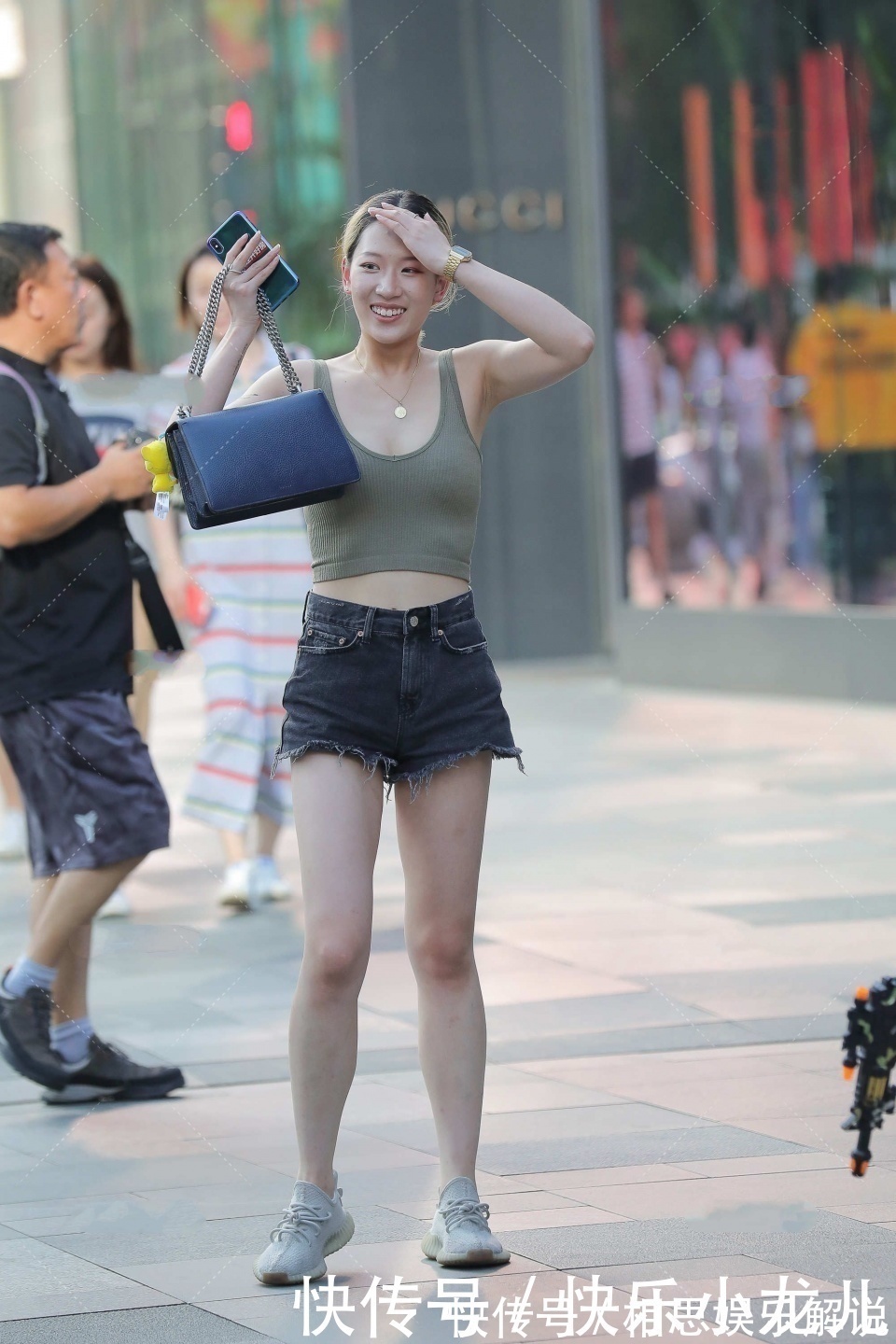 背心 深灰色牛仔短裤,融入时尚的毛边设计,搭配豆沙绿背心,太好看