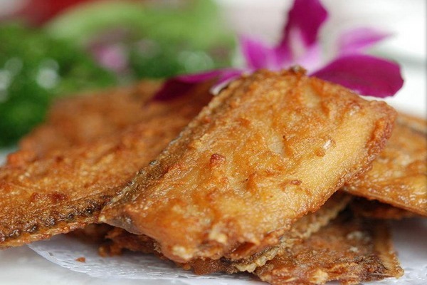 炸带鱼时,是裹淀粉还是面粉?大厨说:这样才对,口感特别好