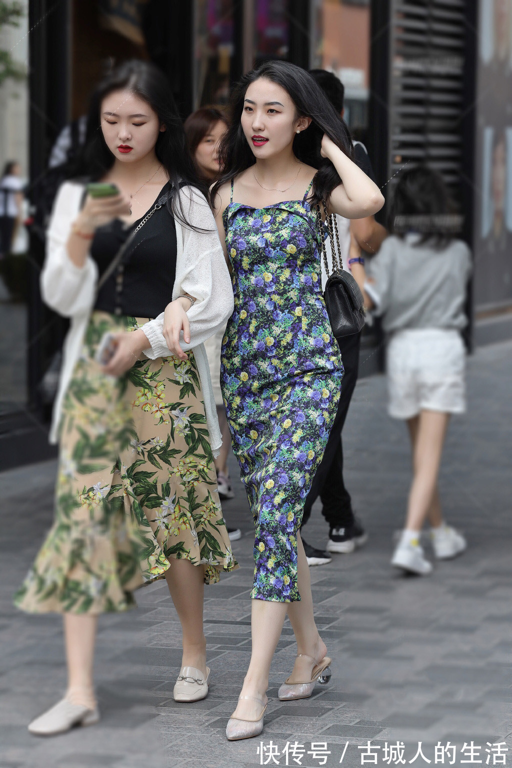 小姐姐 风吹热浪,气质女生偏爱精致裙装,清凉修身又显气质