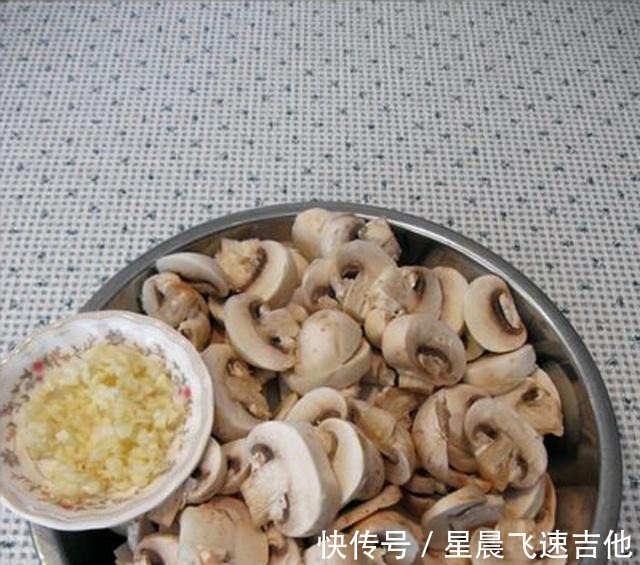 小孩|蘑菇加这个炒,竟然怎么好吃,味道特别鲜美,老人小孩都爱吃!