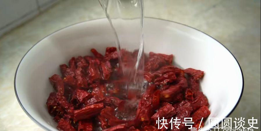 超市15元一斤的辣椒酥，教你在家做，能当零食能下酒，又香又脆