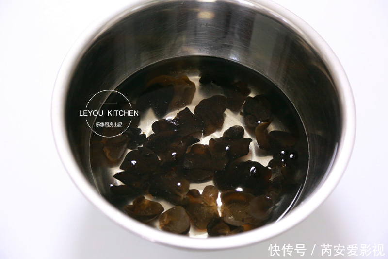 香菇|鸡肉和它们一起蒸,又鲜又嫩,不用闻油烟,简单好做,很适合夏天