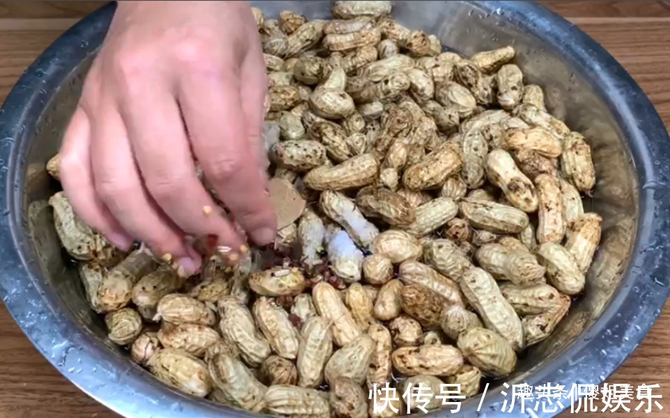 水煮花生时,不可直接盐水煮!老农民教你1招,吃着跟肉一样好吃