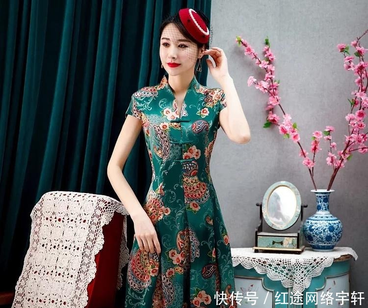  妈妈|A字大摆裙旗袍，时尚V领，很是精致的妈妈旗袍！