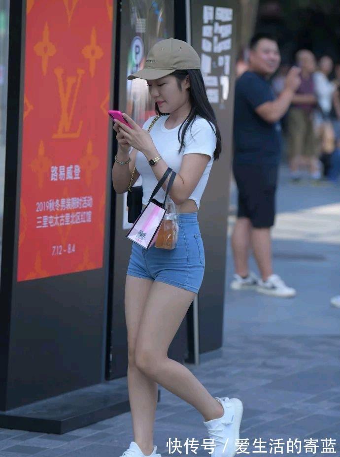 圆领|白色小圆领T恤,搭配浅蓝色牛仔短裤,微胖小姐姐也能穿出好身材