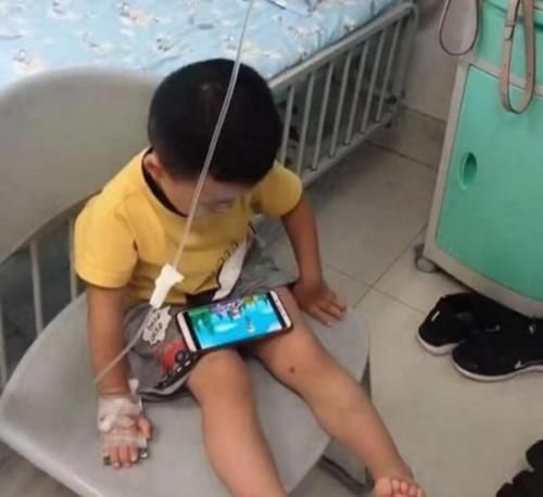 孙子|“最懒爷爷”咋红的陪孙子打点滴却“霸占”床位,网友生无可恋