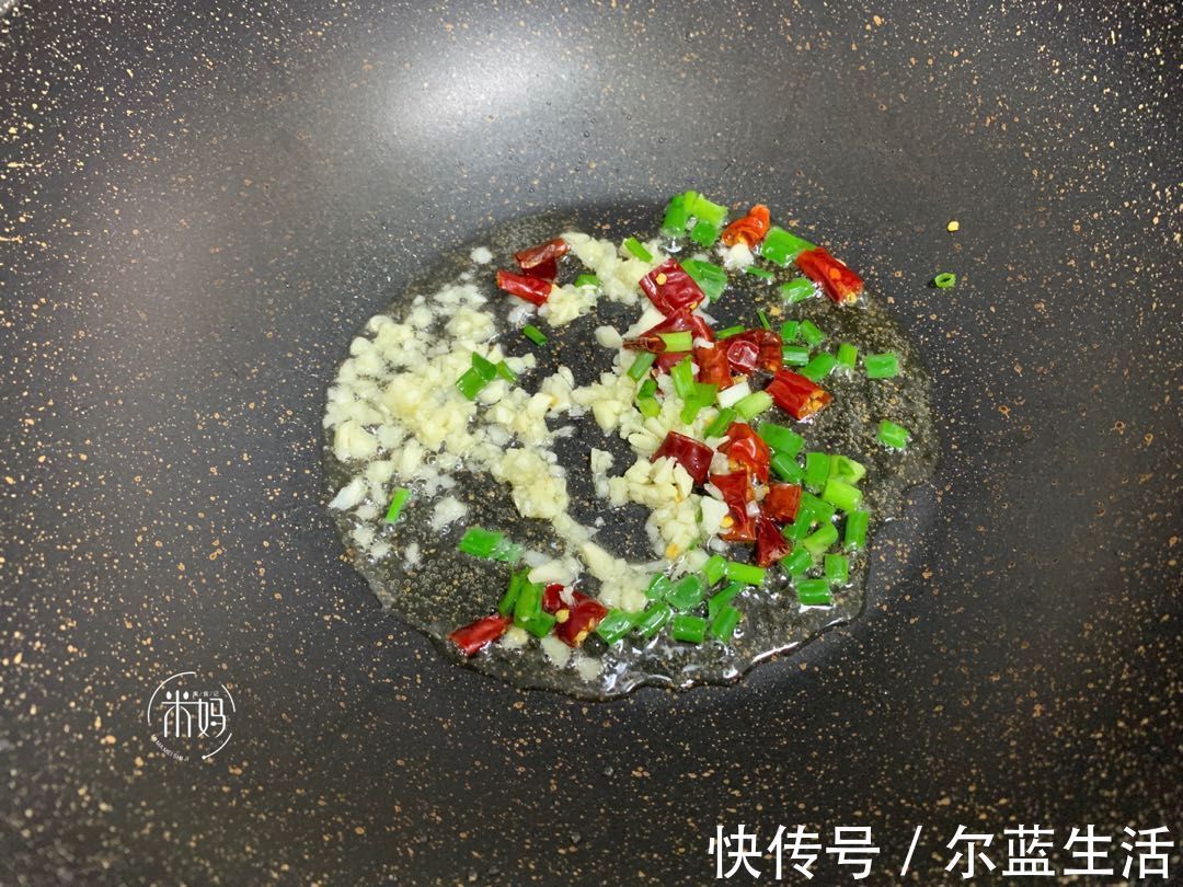 这两样素菜一起炒，实在太鲜香了，难怪女儿爱吃，比吃肉都香