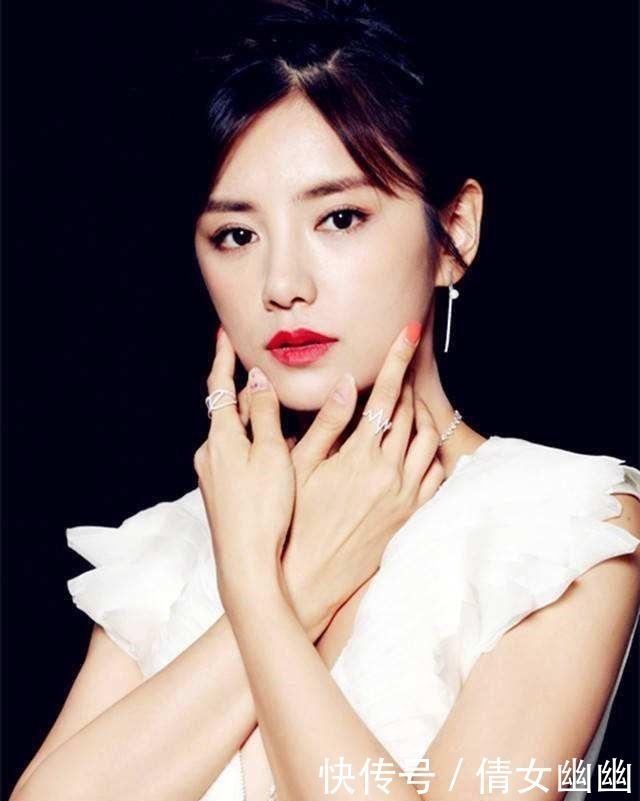 失誤|知名女主持現(xiàn)場失誤，漏穿一件衣服，一旁的張國立60分鐘沒轉頭！