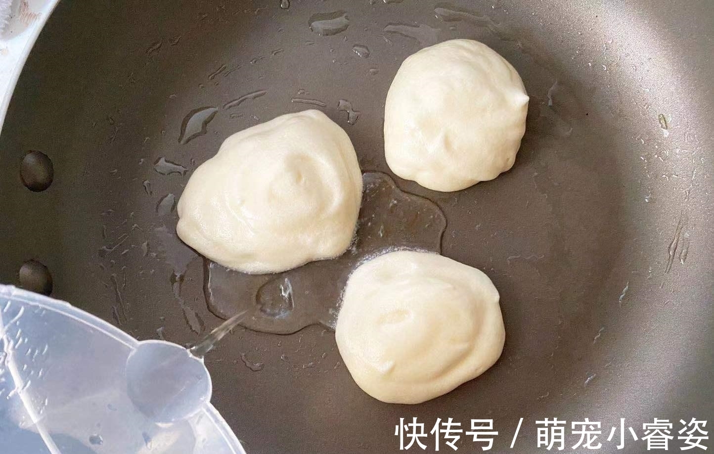 打蛋器|一出锅我家娃就急着要吃!味道酸甜,蓬松绵软,一口平底锅就能做