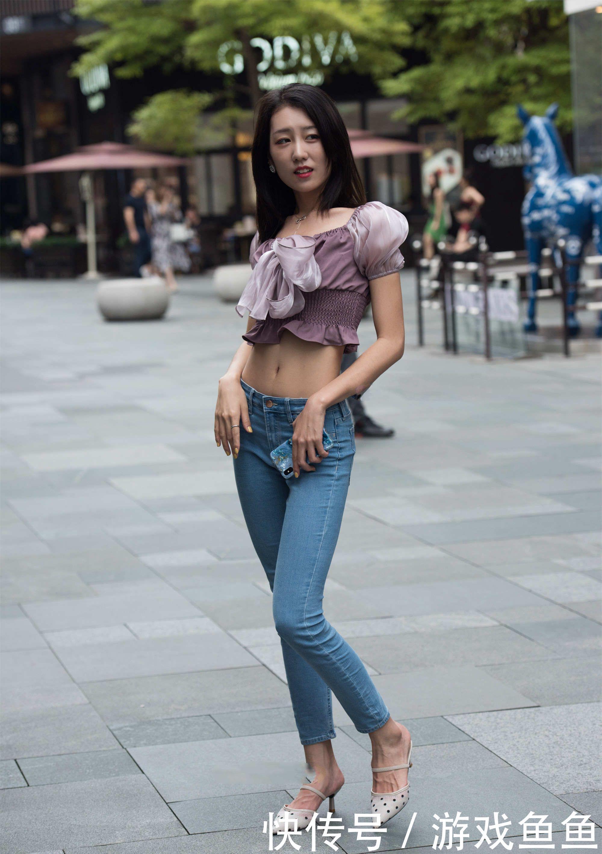 高跟凉鞋|时尚丽人：细高跟凉鞋搭配黑色针织连衣裙，显瘦显高