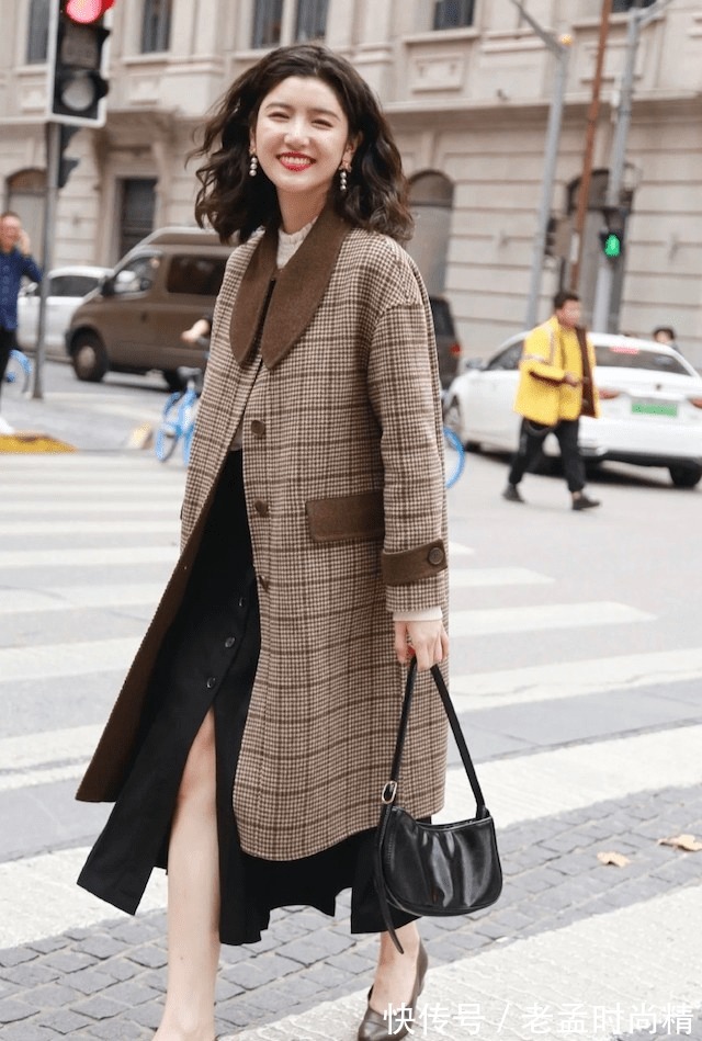 身材|阔腿裤烂大街了,今年流行的长大衣配半身裙