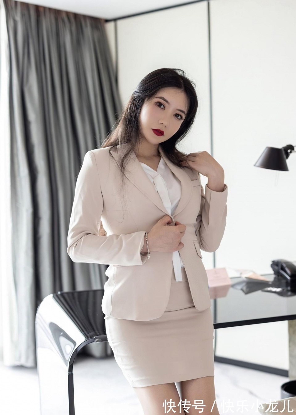 穿搭|小姐姐一身白色西装穿搭,凸显职场女性的时尚气质和优雅