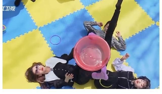 苗苗做游戲險些走光,宋雨琦幫忙遮擋,主動拉baby起身細節(jié)暖心