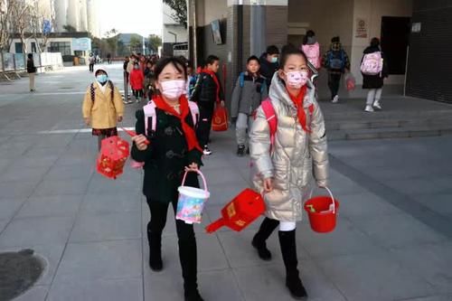 新学期开学报到，扬州这所学校学生手提花灯成校园“网红”