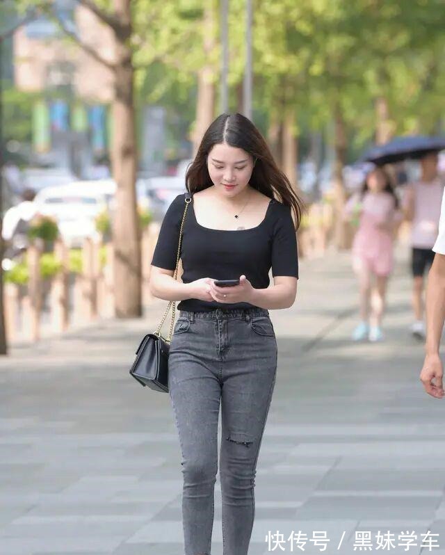 牛仔 灰色打底裤搭配性感黑色时尚上衣,比较多样化,打造想要的风格!