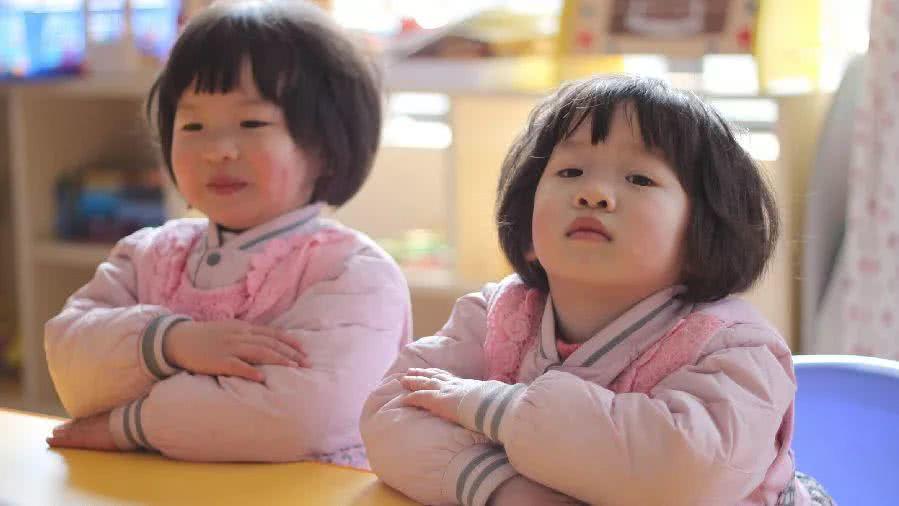 黄蒂|爸爸姓黄,给双胞胎女儿取名,开学老师点名,全班人都站了起来