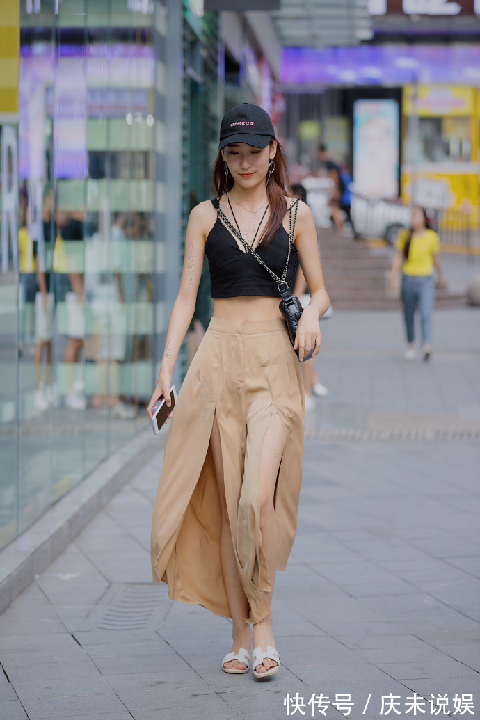 紧身装 小姐姐看上去很迷人,全身上衣是亮点,轻熟风女性最具魅力