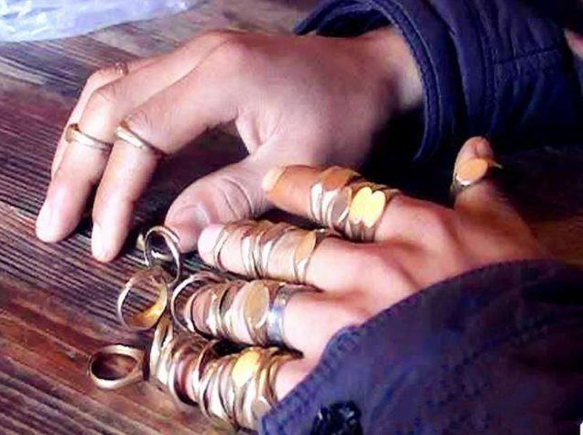 乡下村民捡到一堆金戒指,四处炫耀遭举报,专家大笑:上交国家吧