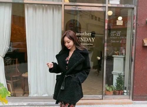 小姐姐|美女穿搭:甜刺绣雪纺裙,优雅身姿释放出来,小姐姐很自信!