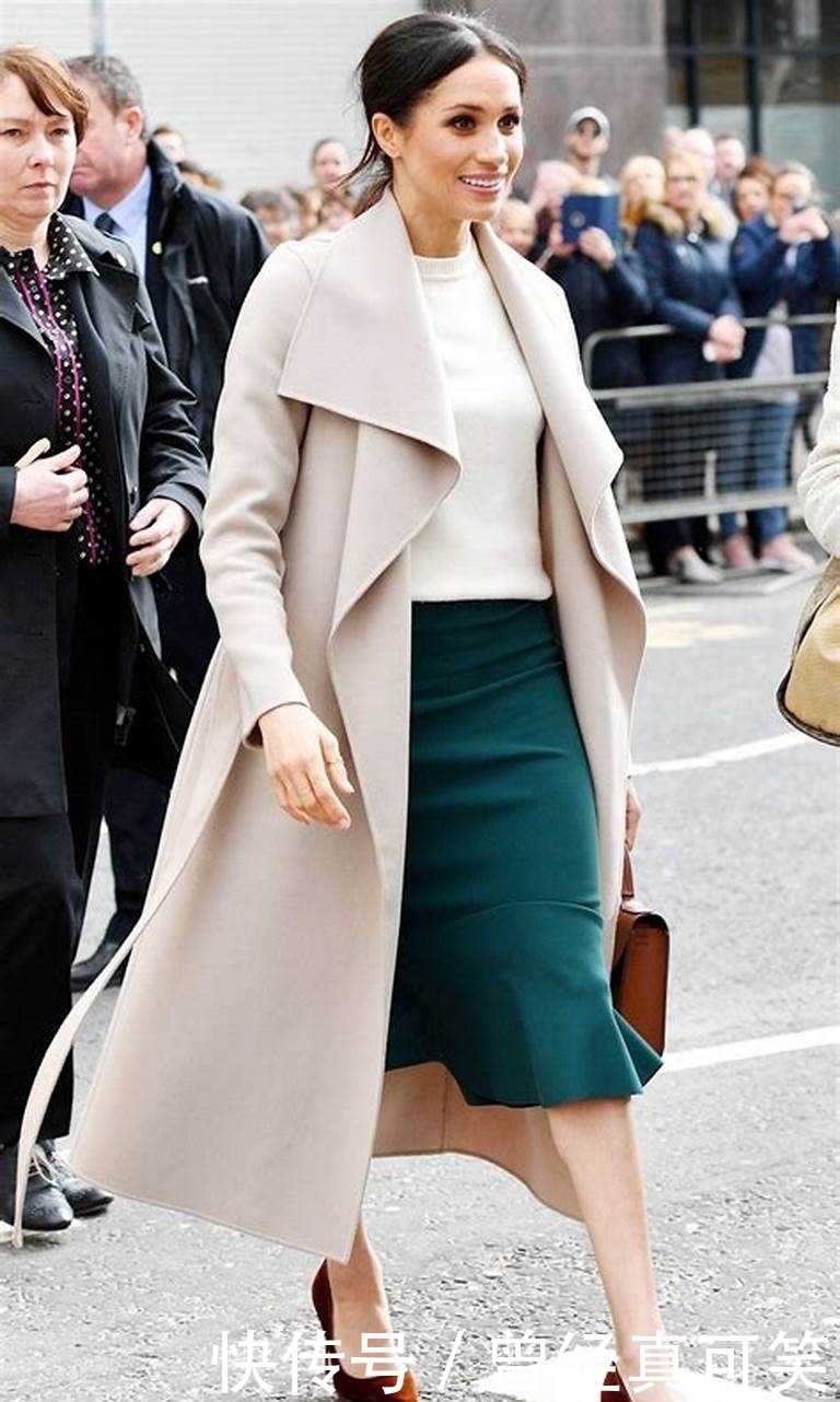 梅根王妃挺“孕妇肚”又穿黑色连衣裙！搭卡其色风衣，时髦又洋气