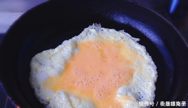  鸡蛋炒饭是先炒鸡蛋还是炒饭，教你正确的方法，米粒清，太香了