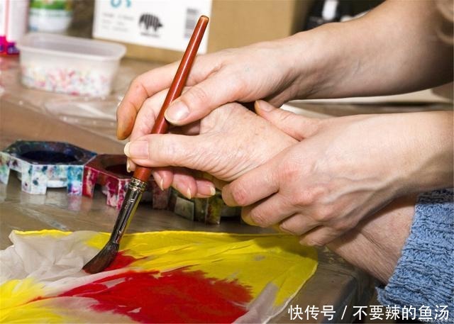 会出现手抖|老人手抖是怎么回事