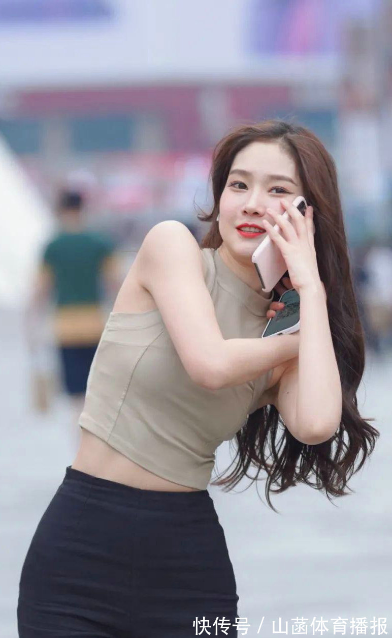 打底裤 浅灰色衬衫搭配黑色短裤，看起来更潮流和个性，显身材纤细和优美