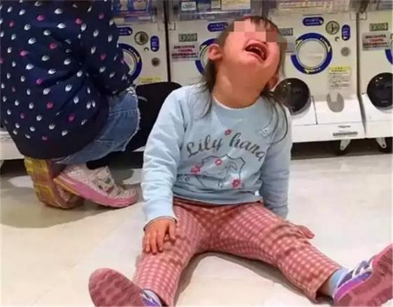 父权制|因弟弟摔倒，6岁女孩被奶奶一脚踹翻，昏迷前还哭着“要抱抱”