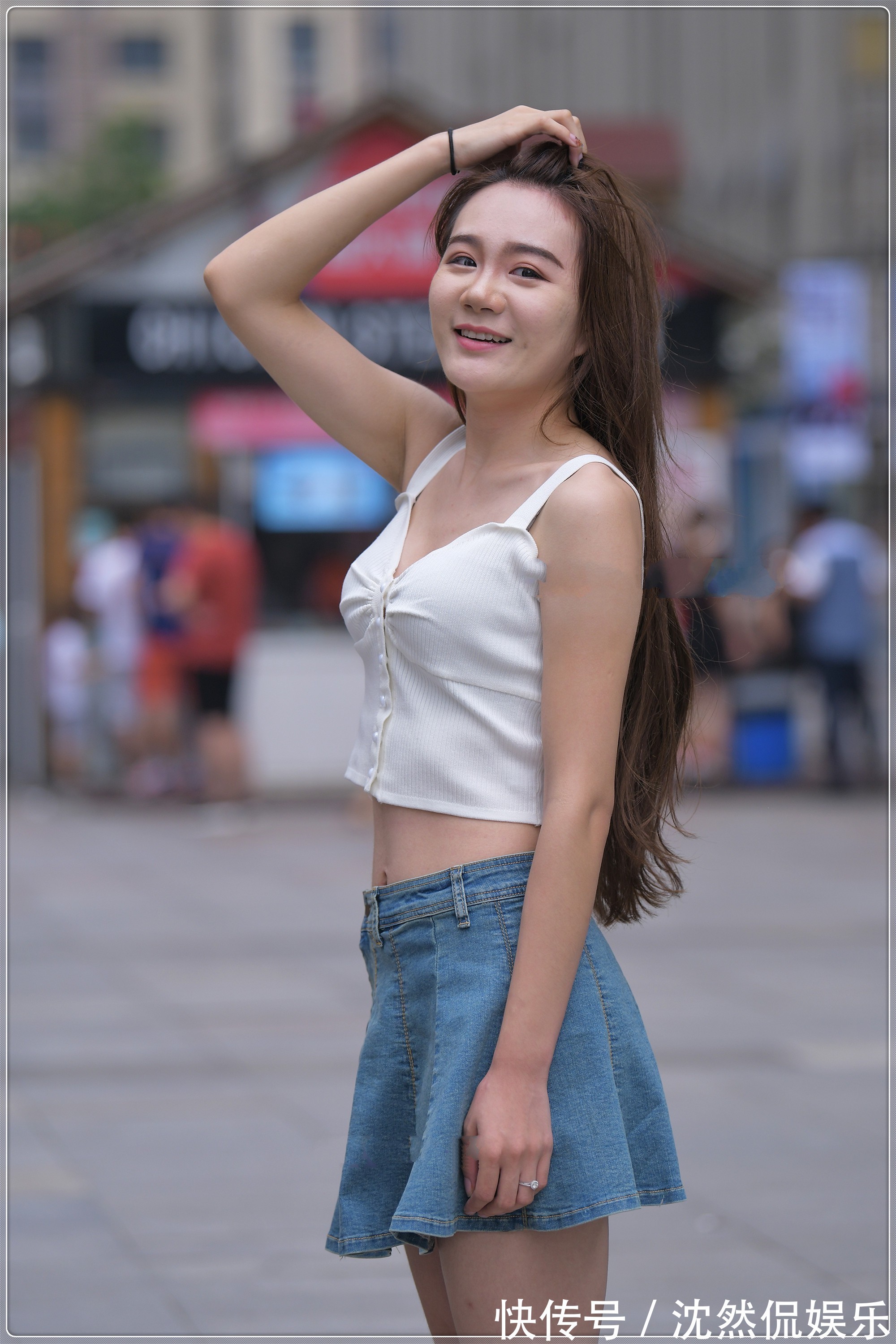 甜美可爱 针织吊带搭配牛仔短裙,甜美可爱,淑女范十足