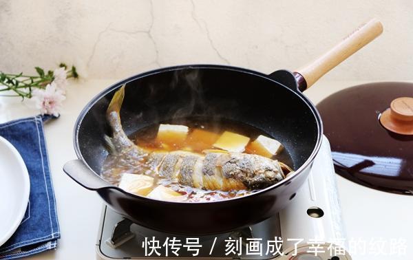 让鱼更“鲜”的做法,加块它一起炖,营养翻倍,一点都不腥