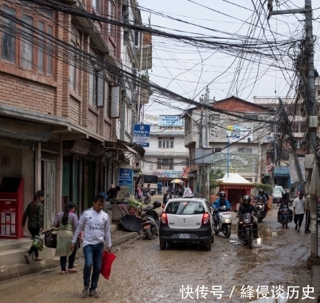 实拍尼泊尔首都加德满：道路泥泞不堪，垃圾丢的到处都是