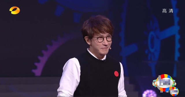 湖南春晚：何炅屡失误显疲惫，50岁孙悦劲歌热舞，刘谦被指认不出