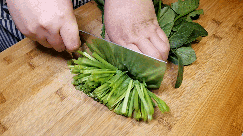 一把菠菜里打入6个鸡蛋，搅拌一下直接上锅蒸，简单营养又好吃