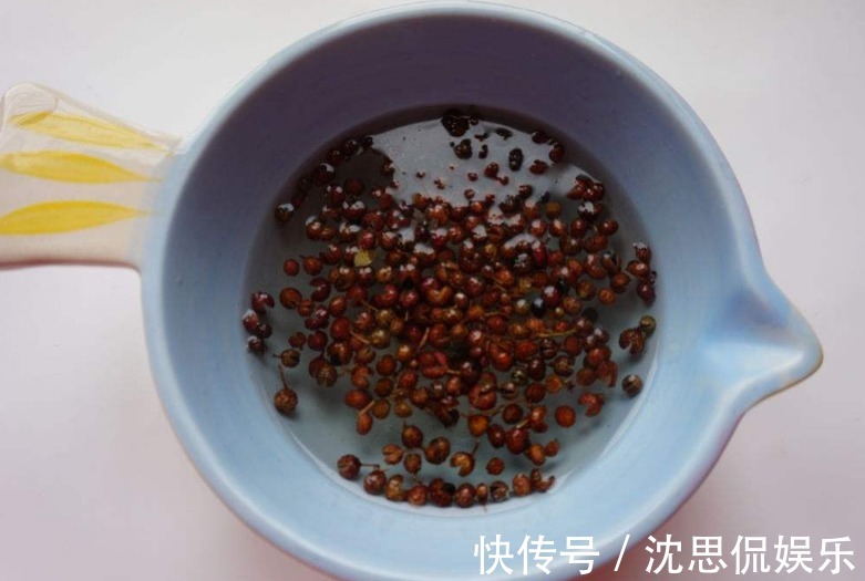 身体|每天睡前喝一杯花椒水，坚持每天都饮用，身体会有3大变化