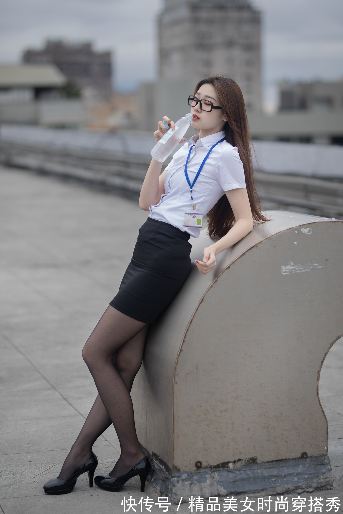 干练|白色衬衫干练又经典,搭配包臀黑色短裙,修身又有型