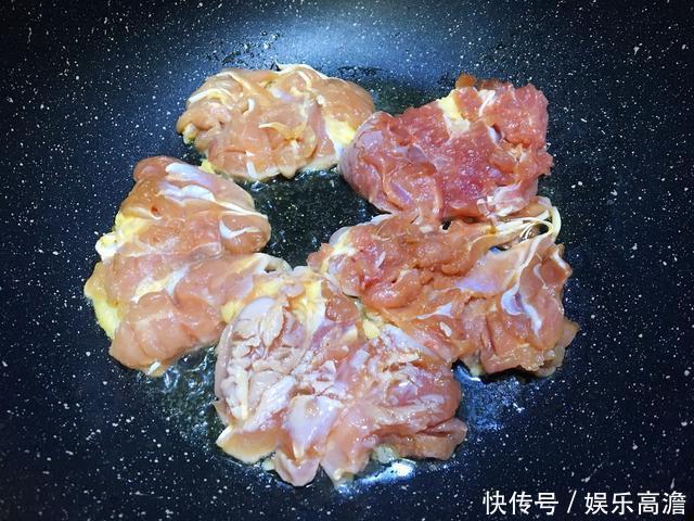 鸡扒很好吃,添加蒜瓣和蜂蜜,口感更加香甜