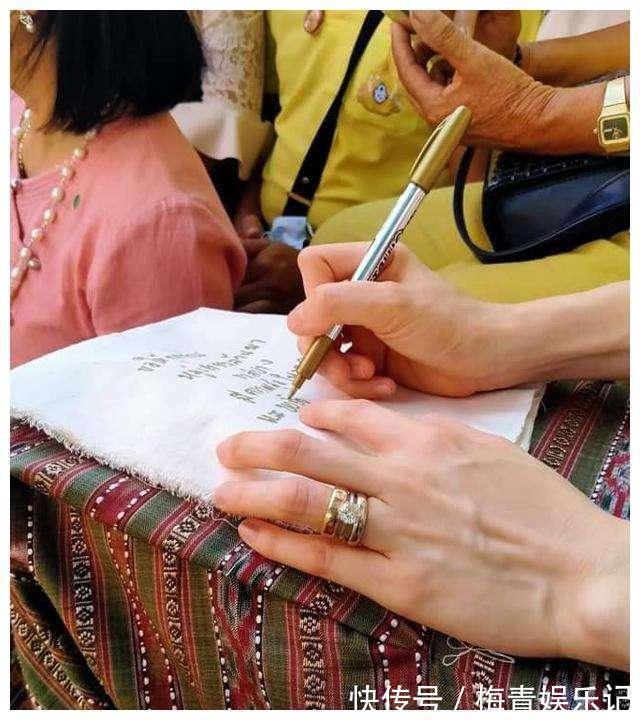 玛哈#同是签文件:苏提达跪地签,诗妮娜躲角落签,泰王却为西拉米铺纸