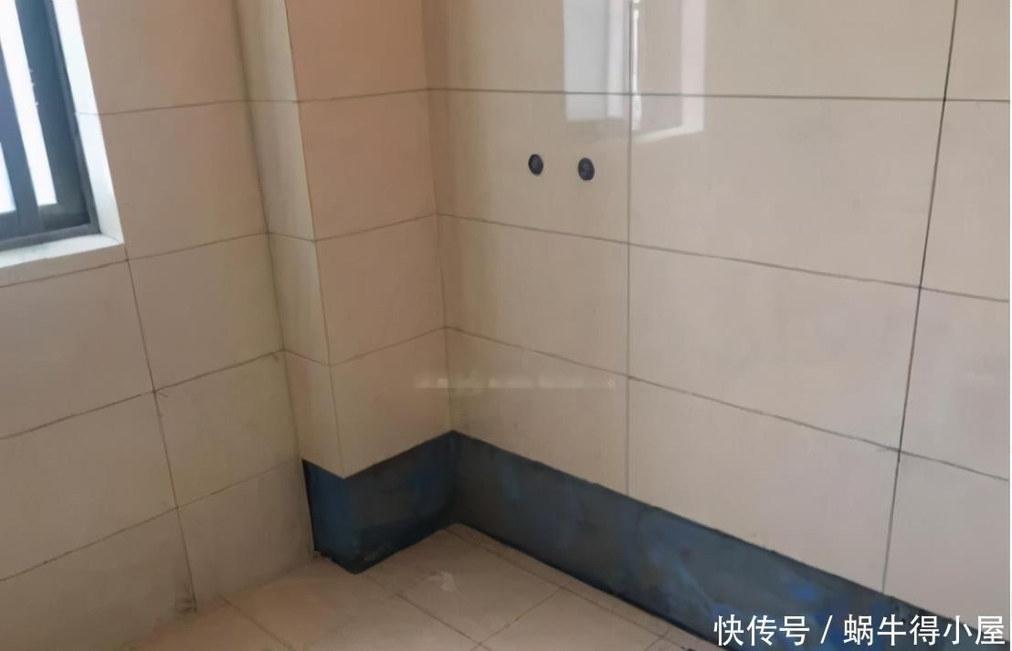 行家|卫生间贴瓷砖时，我坚持在瓷砖下面空一行，师傅一听：遇到行家了