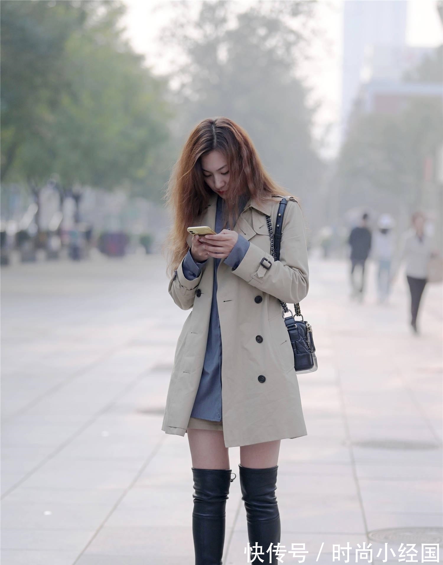 美女|时尚的姑娘还是喜欢皮靴，有质感，还穿出高级时尚美