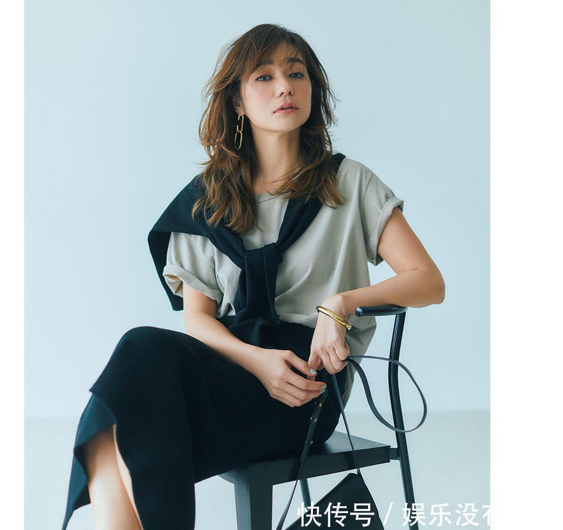 直筒|40岁女人的成熟感穿搭，当属“T恤+直筒裙”，优雅减龄又显气质