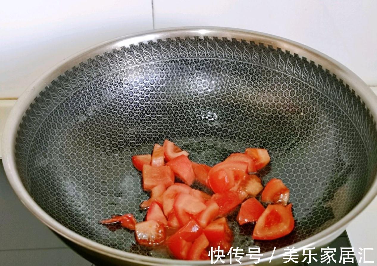 鲜美的番茄香菇烧茄子,超下饭,汤汁拌米饭太过瘾了