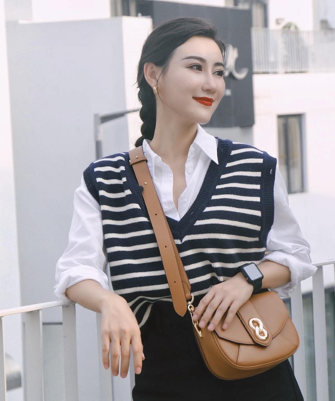 牛仔马甲|秋季,牛仔马甲怎么搭才洋气?搭配黑色衬衫和阔腿裤,高级又洋气