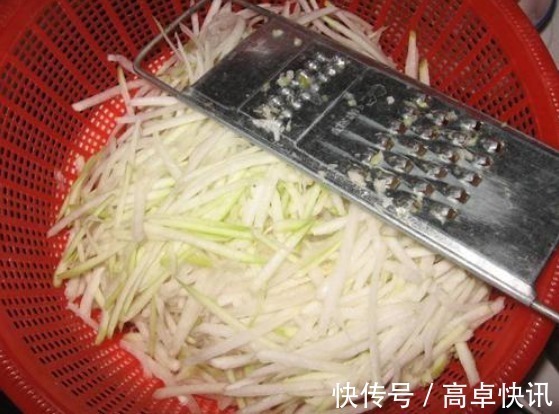 饺子|萝卜做馅时,先焯水或者用盐杀水都不对,教你一招,饺子口感特好