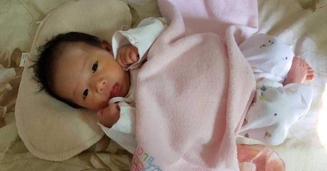 行为|宝宝睡觉时发生这3种行为,父母要注意了:娃想要睡枕头了!